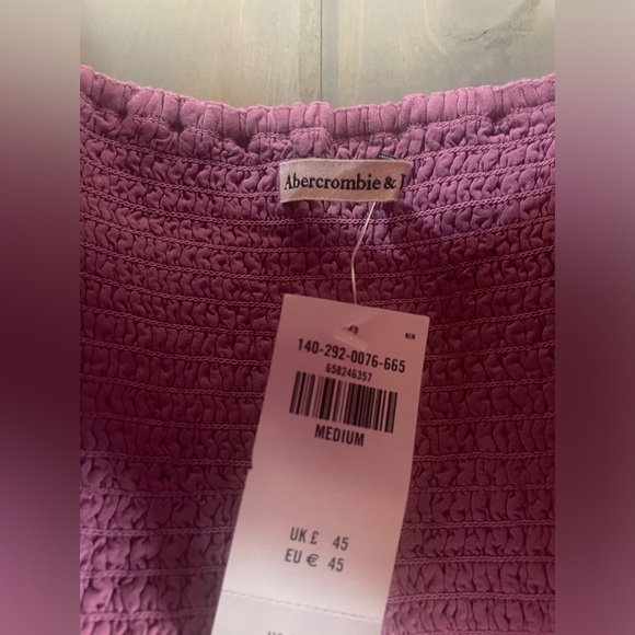 Abercrombie & Fitch
Cropped top and wide leg pant set
Size M top 
Size 12s pant - Picture 8 of 8